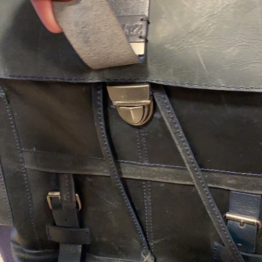 Vélez Leather Backpack - Picture 2 of 10